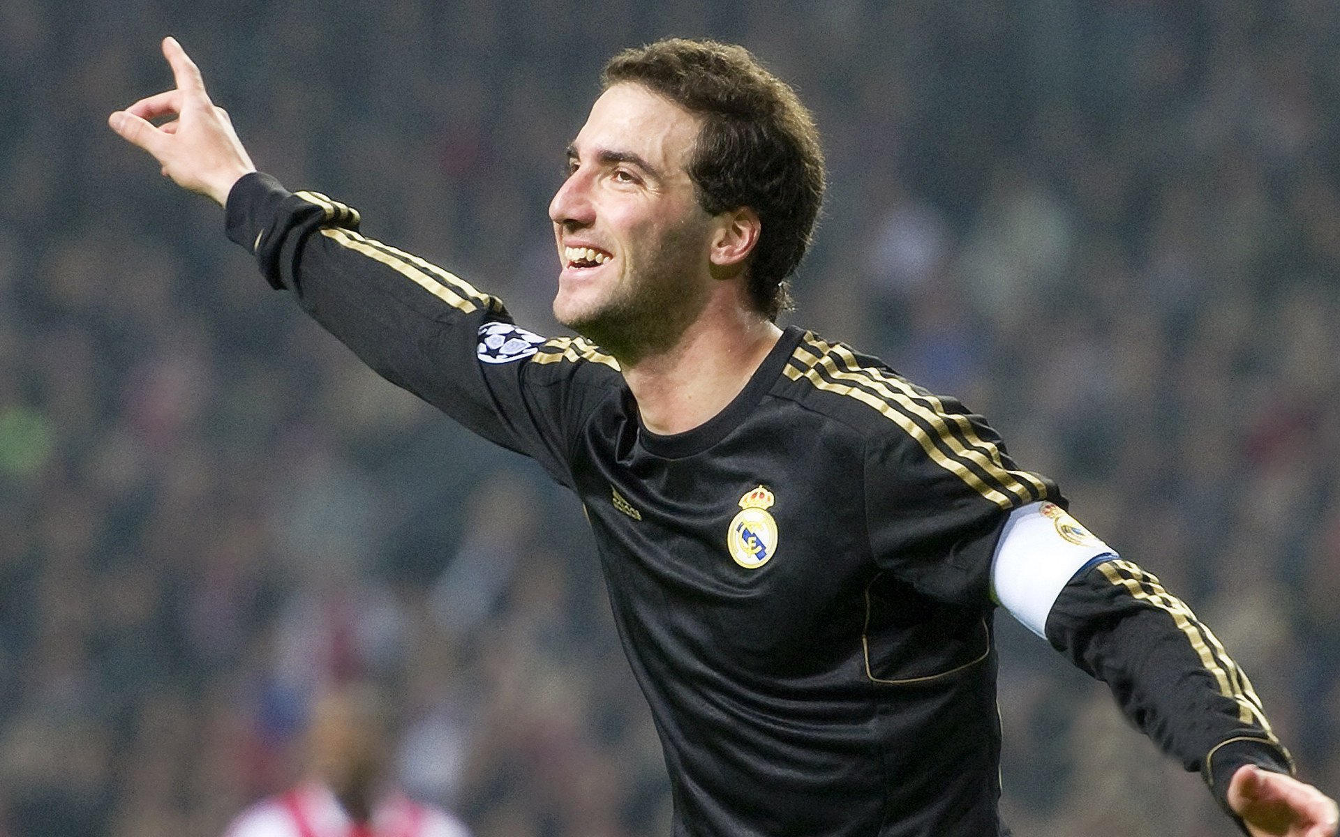 阿根廷队在足球比赛中取得激动人心的胜利,阿根廷球队踢球